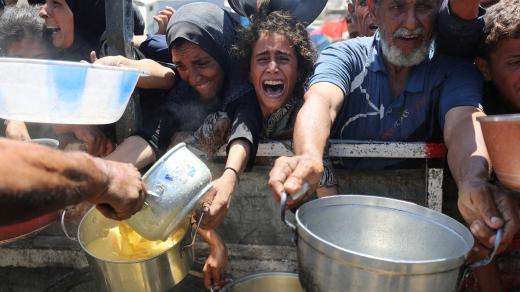 Palestinci čekají na jídlo