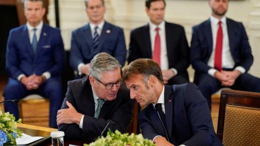 „Udělali jsme velký pokrok,“ prohlásil britský premiér Keir Starmer (vlevo), který seděl po boku francouzského prezidenta Emmanuela Macrona