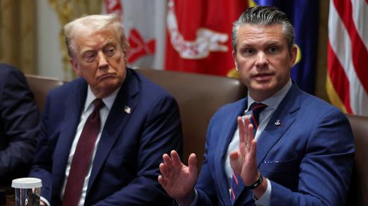 Americký prezident Donald Trump a ministr obrany Pete Hegseth se účastní zasedání vlády v Bílém domě ve Washingtonu, D.C., USA, 26. srpna 2025
