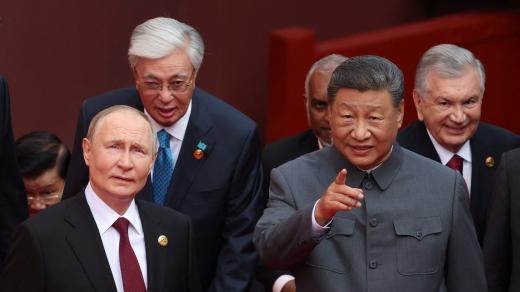Vladimir Putin a Si Ťin-pching sledují vojenskou přehlídku  Pekingu
