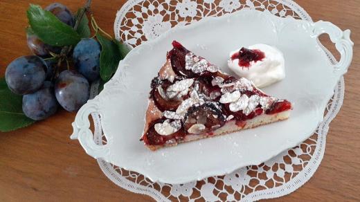 Smetanový koláč se švestkami