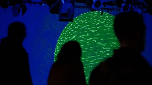 Vizualizace vědeckých dat v rámci audiovizuální performance v pražském klubu Bike Jesus v dubnu 2025