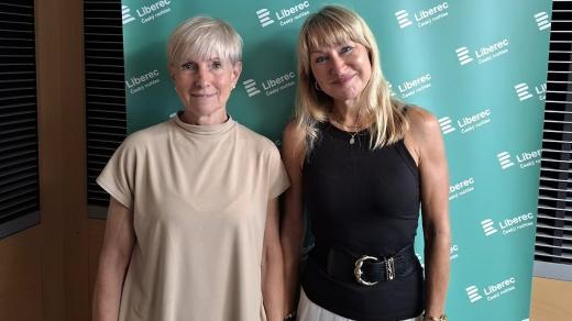 Jedna z moderátorek Setkání u mikrofonu, lázeňská lékařka Jitka Ferbrová, a její host, dětská gynekoložka Dana Ondrová