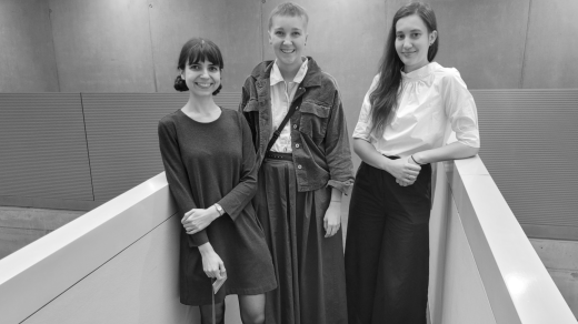 Jana Hejdová a Eliška Ševcová z uskupení Artikulum a Karolína Plášková z kolektivu Občina v ArtCafé