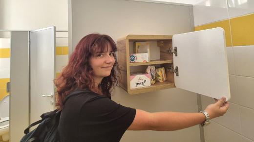 Volně dostupné menstruační potřeby na gymnáziu v Jírovcově ulici v Českých Budějovicích