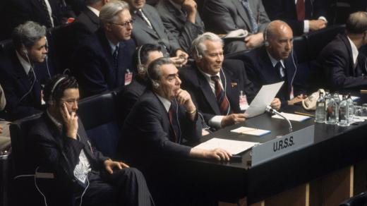 Sovětská delegace vedená prezidentem Leonidem Brežněvem (druhý zleva) na Konferenci o bezpečnosti a spolupráci v Evropě v Helsinkách dne 2. srpna 1975