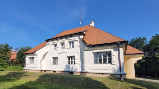 V malé osadě Háj u Třeštiny na Šumpersku stojí půvabná rondokubistická vila