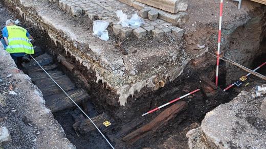 Dřevěný chodník z druhé poloviny 13. století objevili archeologové v samém centru Hradce Králové