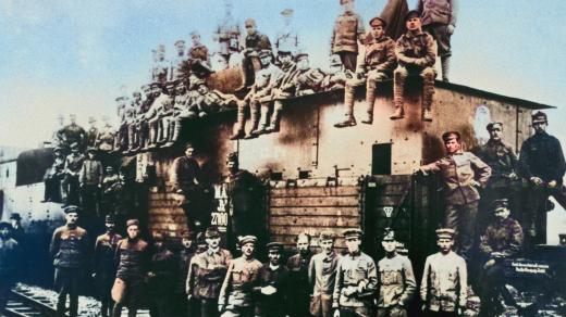 Příjezd prvního pancéřového vlaku maďarské Rudé armády do Prešova (8. června 1919, digitálně kolorováno)