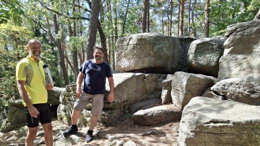 Boží kámen je vyhledávaným turistickým cílem, na snímku vpravo průvodce Miroslav Šobr