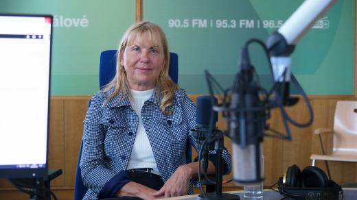 Sylva Skálová ve studiu Českého rozhlasu Hradec Králové