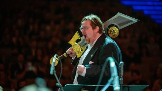 Když orchestr hraje ústřední melodii z počítačové hry Warcraft, nesmí v ruce dirigenta chybět meč