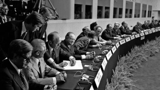 Konference o bezpečnosti a spolupráci v Evropě v Helsinkách. Při podpisu Závěrečného aktu, 1. srpna 1975