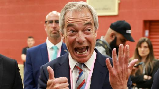 Nigel Farage, šéf britské strany Reform UK během místních a doplňovacích voleb 2. 5. 2025