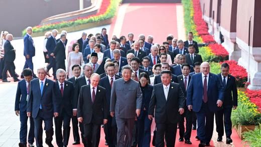Zleva ruský prezident Vladimir Putin, čínský prezident Si Ťin-pching a severokorejský vůdce Kim Čong-un, vpravo běloruský prezident Alexandr Lukašenko, vzadu slovenský premiér Robert Fico