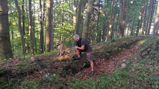Hrad Engelsberg, nazývaný také Sehrad, památkář Radim Vrla u zbytků valu