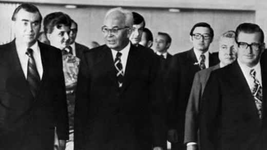 Československá delegace v Helsinkách. Zleva vepředu ministr zahraničí Bohuslav Chňoupek, generální tajmník ÚV KSČ Gustáv Husák a předseda vlády Lubomír Štrougal