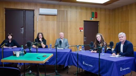 Zleva: Jana Maláčová (Stačilo!), Martin Urza (Nevolte Urza.cz.), Vladimír Štěpán (Jasný Signál Nezávislých), Alina Mojšová (SMS – Stát Má Sloužit), Martin Husa (PŘÍSAHA občanské hnutí)