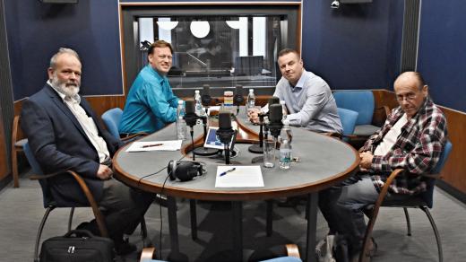 Zleva: Tomáš Jarkovský (VÝZVA), Lukáš Černohorský (Piráti), Jindřich Rajchl (SPD), Karel Světnička (JaSaN)