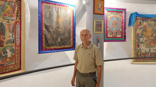 Milan Klečka u trojice thanek s vyobrazením zakladatele tibetského buddhismu (vadžrajány) Padmasambhavy