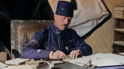 Josef Šnejdárek ještě jako kapitán ve své kanceláři v Cognacu (Francie, digitálně kolorováno)