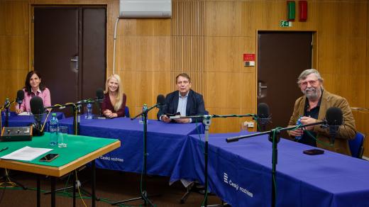 Zleva: Pynelopi Cimprichová (Švýcarská demokracie), Ashley Cupalová (Hnutí Generace), Jiří Paroubek (ČSSD – Česká suverenita sociální demokracie), Petr Borka (Balbínova poetická strana)