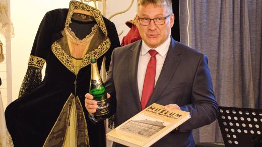 Předseda Divadelního spolku J. K. Tyla a nezávislý starosta Lomnice nad Popelkou Josef Šimek na vernisáži výstavy a křtu publikace