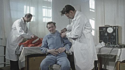 Astronaut German Stepanovič Titov při přípravě na let do vesmíru v roce 1961