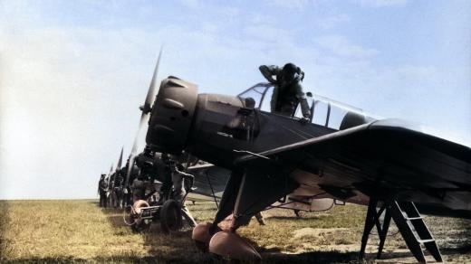 Letadla před startem, v popředí letoun Aero A-200 (1936, digitálně kolorováno))