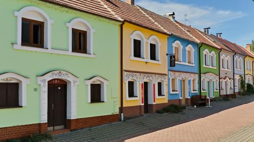 Nechory v Prušánkách. Barevné sklepy se slováckými ornamenty jsou ozdobou i chloubou největší sklepní čtvrti v České republice