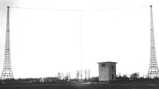 Bratislavská pobočka Radiojournalu vysílala ve třicátých letech na vlnách vysílače, který byl v Bratislave-Prievozech vystavěn na konci předchozího desetiletí