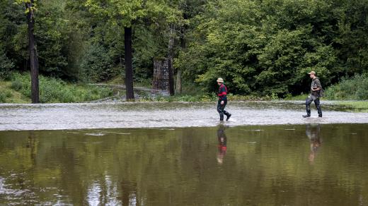 Voda vytékající bezpečnostním přepadem rybníka Rožmberk 17. září 2024