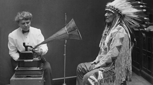 Americká etnografka a etnomuzikoložka Frances Densmore nahrává na fonograf zpěv náčelníka Mountain Chiefa z kmene Černonožců