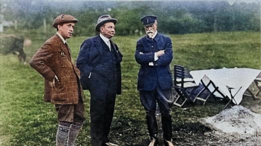 Spisovatel Karel Čapek, vrchní ředitel Živnostenské banky Jaroslav Preiss a prezident Tomáš Garrigue Masaryk na Hrušově (1922, digitálně kolorováno)