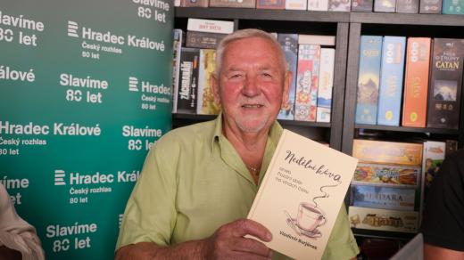 Vladimír Burjánek křtí knížku Nedělní káva aneb Pozdní sběr na vlnách času
