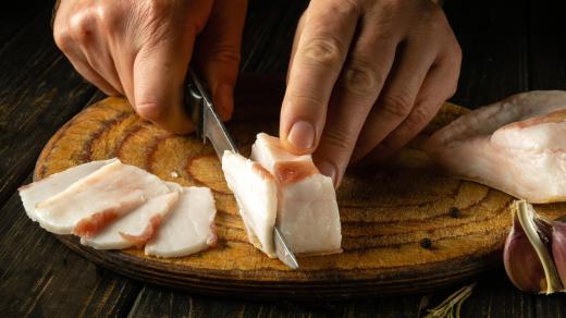 Krájení sádla nožem