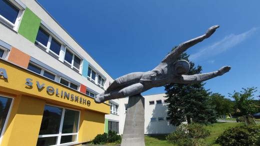 Socha kosmonauta před kopřivnickou školou