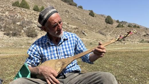 Tádžický pastevec Pirjam hraje na svůj dutár