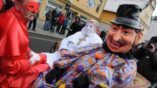 Milevské maškary, vpravo Bakus