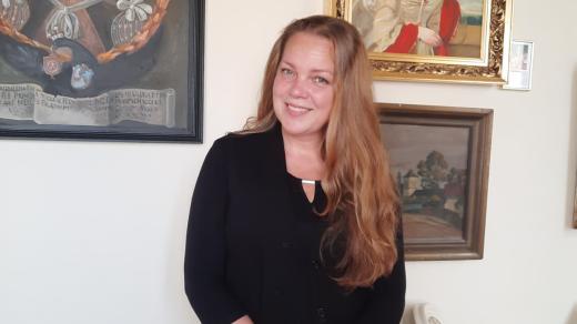 Malířka Rosana de Montfort v obrazárně bíloveckého zámku