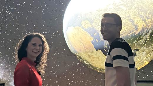 Astrofyzik Václav Pavlík a moderátorka Pavla Hubálková
