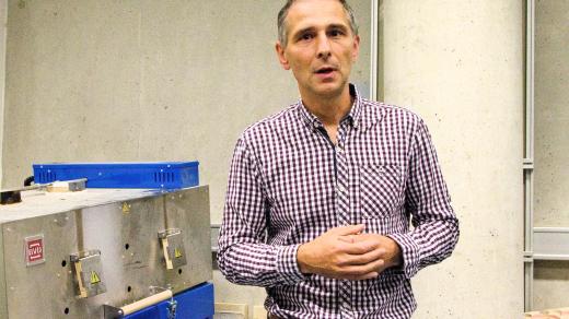 Vedoucí katedry sklářských strojů a robotiky Fakulty strojní Technické univerzity v Liberci Vlastimil Hotař