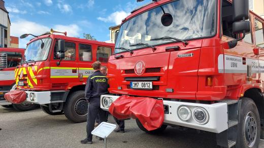 Slavnostní otevření moderních garáží na centrální krajské stanici hasičského záchranného sboru v Olomouci. Součástí bylo i předávání hasičské techniky dobrovolníkům