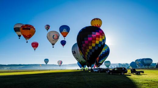 Vítr pak balony nesl nad vesnice severovýchodně od Hradce Králové