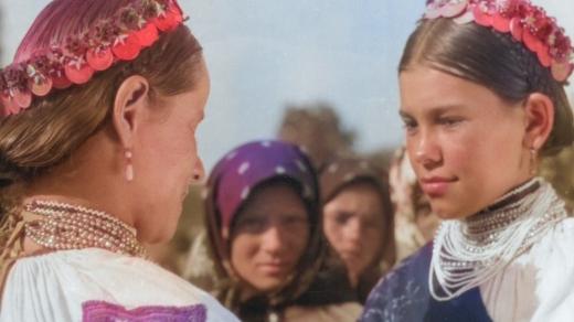 Huculské dívky před kostelem. Podkarpatská Rus ve 30. letech (digitálně kolorováno)