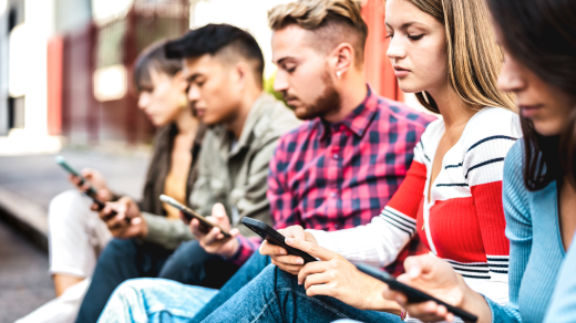 Generace Z mladí lidé mobilní telefon