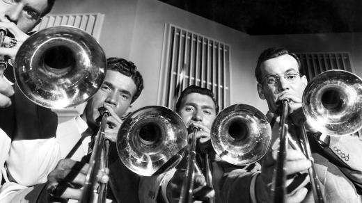 Glenn Miller (vpravo) se členy svého orchestru v roce 1942