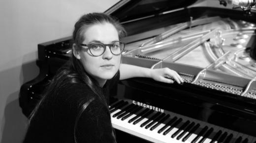 Klavíristka Nikol Bóková
