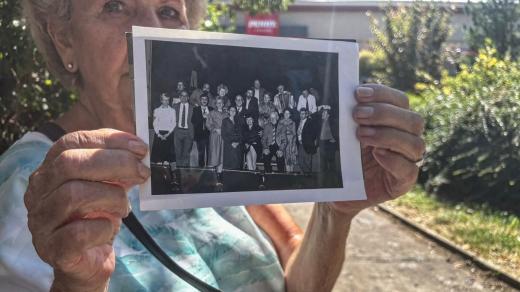 Karla Klimtové ukazuje historické snímky obchodníků z Branického divadla