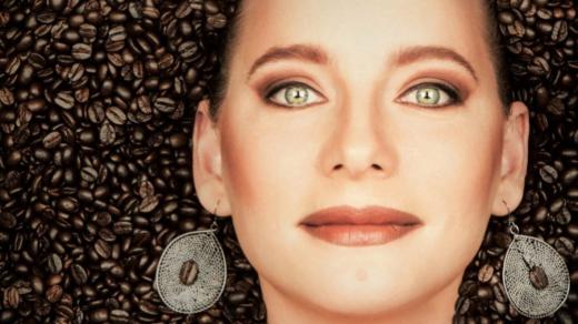 Kávová zrnka jako ozdoba - práce šperkařky z Trutnova